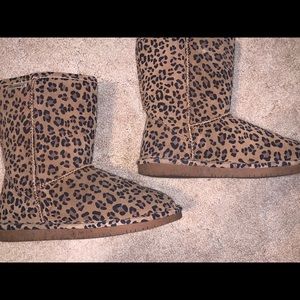 Bearpaw Women’s Elle Short Boot in Leopard Print